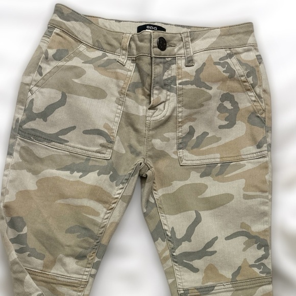 BDG Camo Jeans - Picture 3 of 10